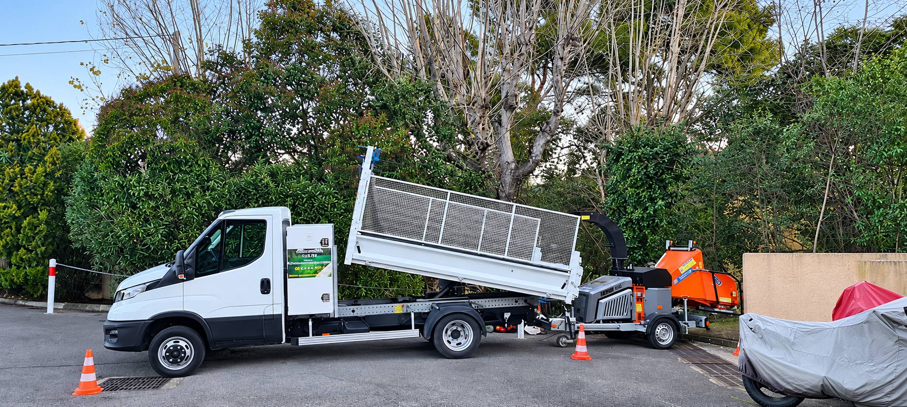 Camion benne et broyeur de végétaux lors d'un chantier d'élagage