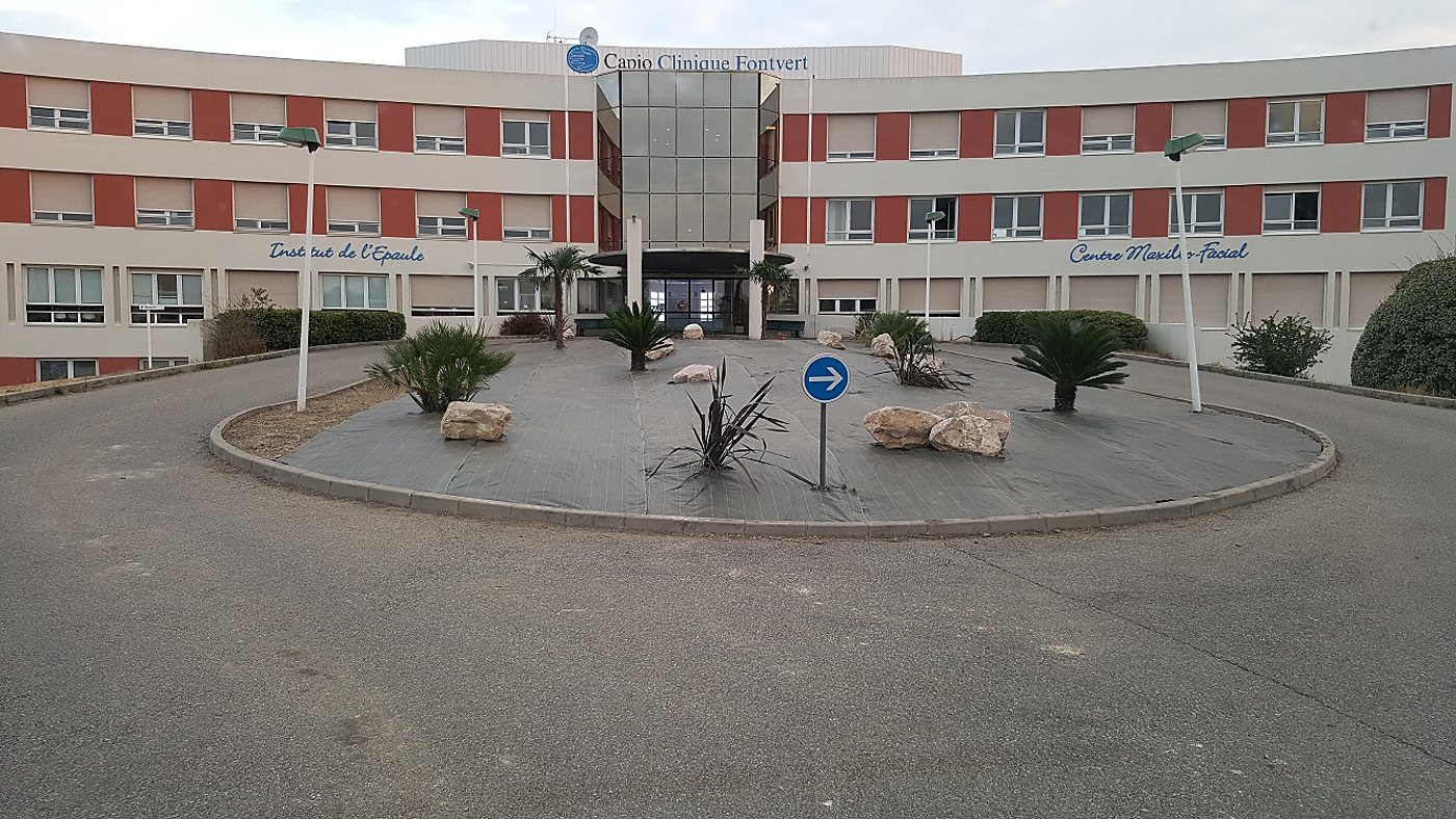 Façade de la clinique Capio Fontvert avec son rond-point central